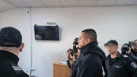 Полицаят, превозвал нелегални мигранти, остава в ареста