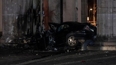 Шофьор се заби с колата си в Бранденбургската врата в Берлин