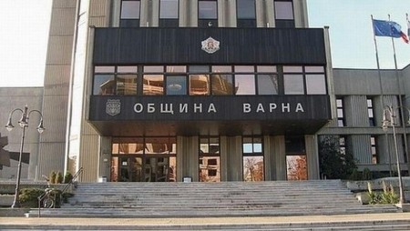 В Община Варна служител с жестов език помага на граждани с увреден слух