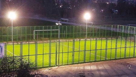 Теренът на Детско-юношеската школа на Черно море вече е с осветление