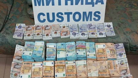 Митничари задържаха 47 000 паунда, скрити в тенджера, при проверка на камион на ГКПП - Видин