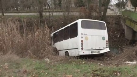 Автобус падна от мост в Сливенско