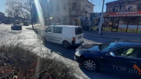Автомобил се вряза в полицейски бус в Пловдив