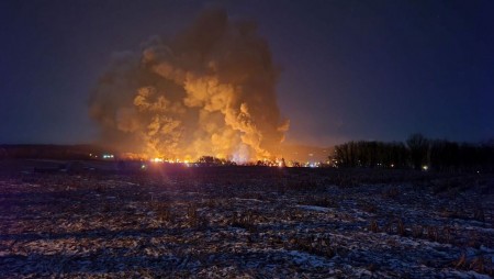 В Охайо дерайлиране на влак подпали голям пожар