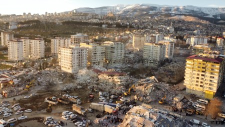 16 000 са вече жертвите на земетресенията в Турция и Сирия