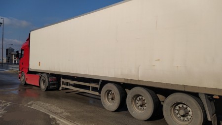 НАП предотврати контрабанда на 900 кашона цигари, скрити като хавлиени кърпи