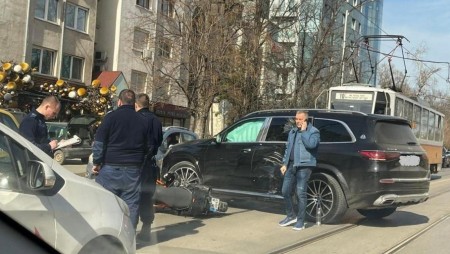 Трамвай беше принуден да спре заради сблъсък на джип и мотор