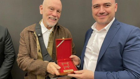 Министърът на туризма подари на световноизвестния актьор Джон Малкович реплика на Варненското златно съкровище