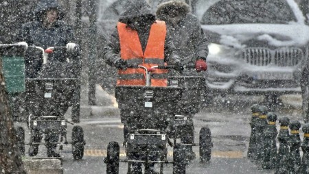 Снежна буря затрудни движението в Атина и наложи затварянето на училища и магазини
