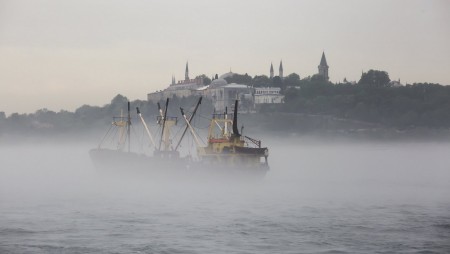 Гъста мъгла доведе до спиране на морския трафик през Босфора