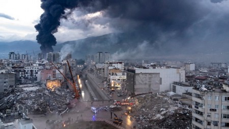 Втори ден гори обширен пожар на турското пристанище Искендерун