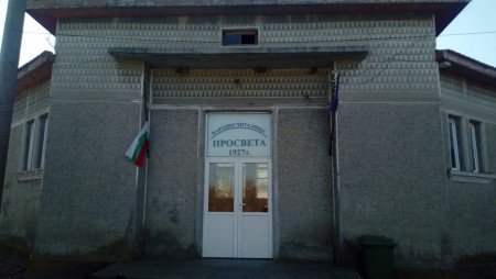Доброволци даряват книги на библиотеката в село‭ ‬Юнак