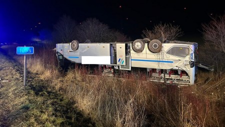 35 са в болница, след като автобус се преобърна на германска магистрала