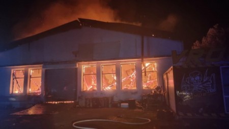 Складова база гори край летището в Бургас