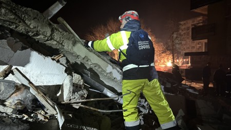 Български доброволци извадиха 5-има оцелели изпод руините в Турция