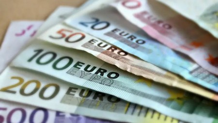 Отмъкнала изпод дюшека 5000 евро от братовчедката си