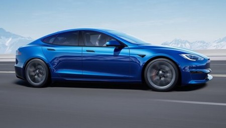 Проблем с автопилота на повече от 300 000 коли на Tesla в САЩ, може да не спрат на кръстовища