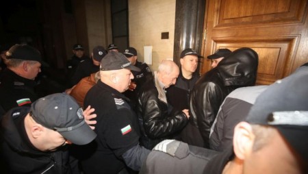 Прокуратурата поиска постоянен арест за петима от обвиняемите за загиналите мигранти в камион