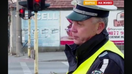 Надрусан шофьор без книжка удари патрулка при опит да избяга във Варна
