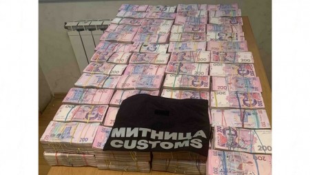Украинска валута за близо 400 000 лева в стените на микробус откриха на Лесово