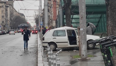 Кола се заби в дърво на метри от оживена метростанция в София, няма жертви