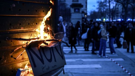 Правителството на френския президент Макрон оцеля след два вота на недоверие
