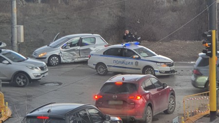 Катастрофа на „Самоковско шосе” в столицата, има затиснат човек