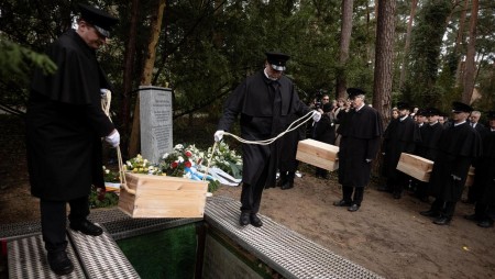 Човешки останки, свързани и с нацистки изследвания, бяха погребани в Берлин