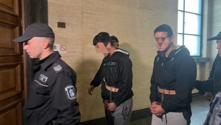 Оставиха в ареста непълнолетните, обвинени в убийство заради бутилка ракия във Видинско