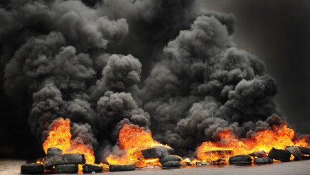 Пожар в център за гуми в Бургас причини силно задимяване