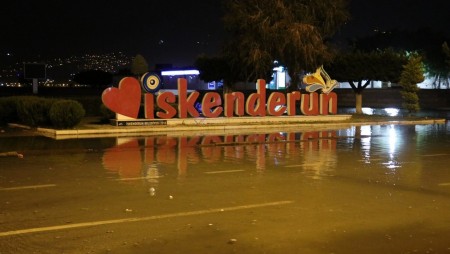 Морето заля крайбрежието на Искендерун след ново силно земетресение в Хатай