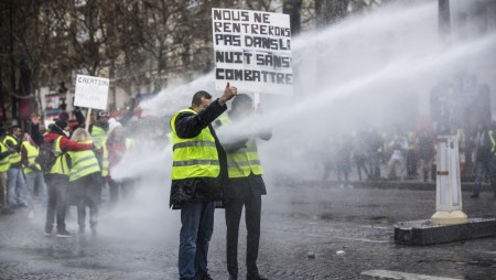 Заради пенсионната реформа забраниха протестите в центъра на Париж