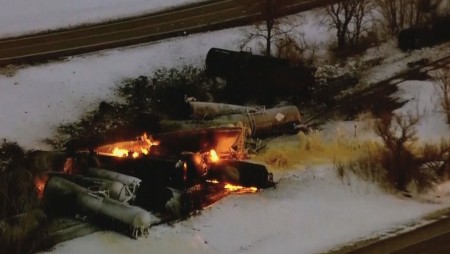 Влак дерайлира в Минесота и се запали