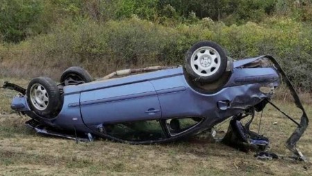 Край Суворово шофьор „успя“ да приземи колата си в нива
