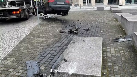 Кола се вряза в Мемориала на Холокоста в Берлин