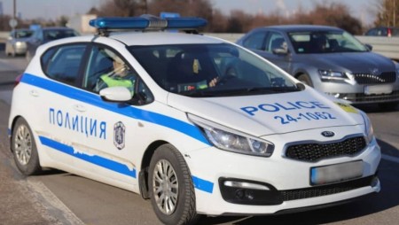Прибраха в ареста двама шофьори, любители на чашката и дрогата