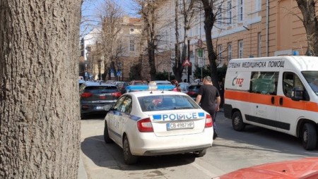 Младеж буйства пред Музикалното училище във Варна