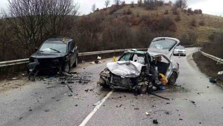 Челен удар на два автомобила отне живота на жена при входа на Панагюрище