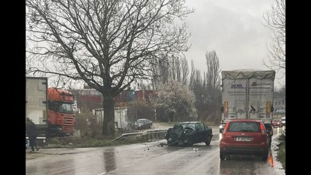 Мокрият асфалт е предизвикал серия от катастрофи във Варна