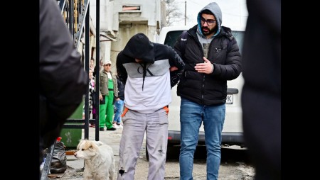 Задържаха във Варна петима с килограм наркотик на кристали