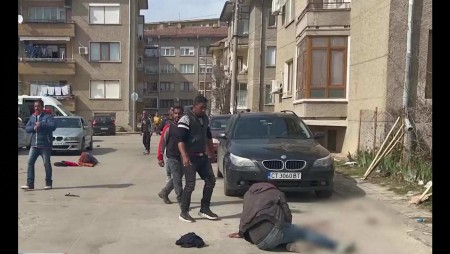 Масов бой с лопати, брадви и сопи в Казанлък