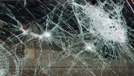 Мъртвопиян водач с 2,78 промила е ударил кола и се е забил в мантинелата при опит да избяга