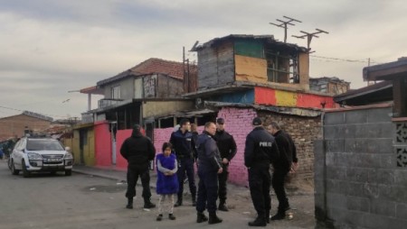 Щракнаха белезниците на 27 души при полицейска акция в Бургас