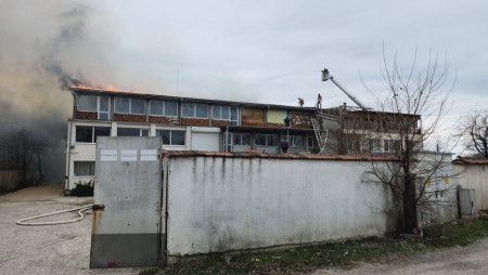 Горя покрив на хале за обработка на облекла в Пловдив