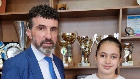 10-годишната Радостина Войкова спечели първо място в конкурса за най-красива мартеница в Девня
