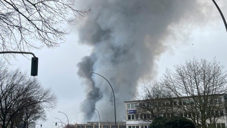Опасност от токсични облаци в Хамбург след пожар в складове