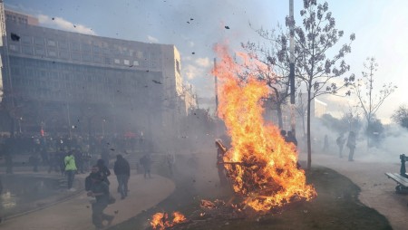 Хаосът във Франция продължава, след като съдът даде зелена светлина на пенсионната реформа