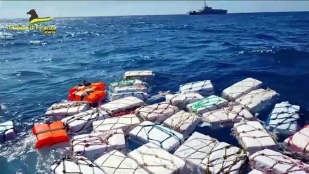 Полицията в Италия улови в морето 2 тона „плаващ“ кокаин