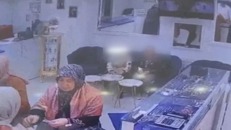 Деца откраднаха злато за близо 200 000 евро от златар в Истанбул