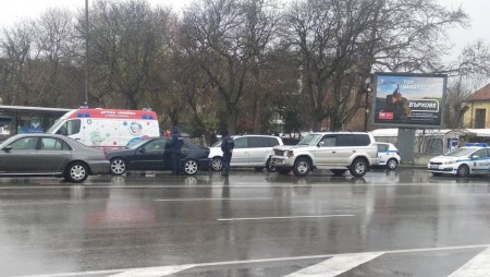 Джип блъсна кола пред Катедралата, пострада дете